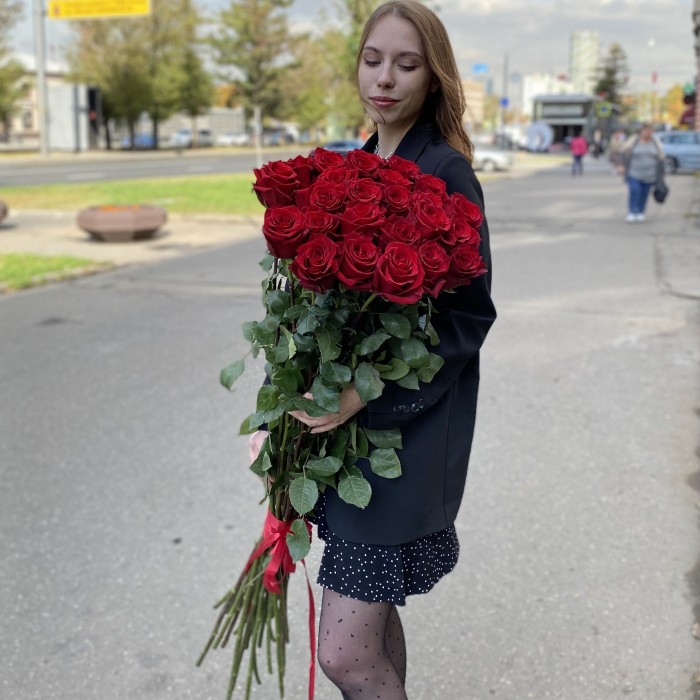 25 ароматных красных роз 130 см