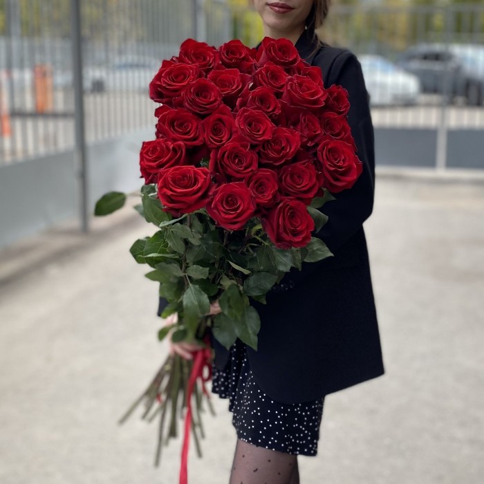 25 ароматных красных роз 120 см