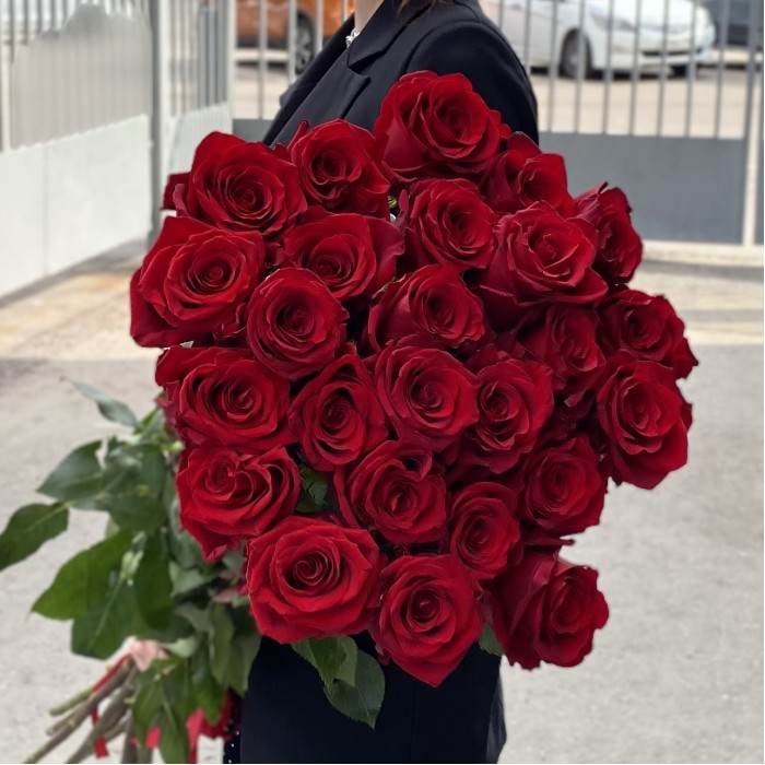25 ароматных красных роз 130 см