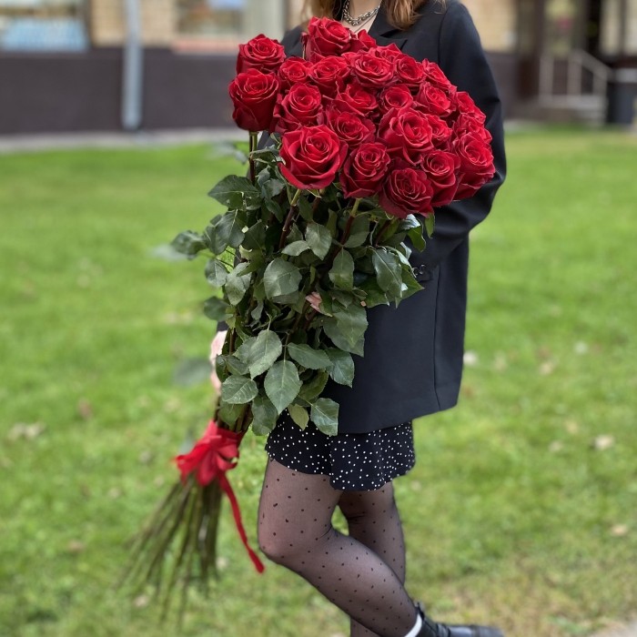 25 ароматных красных роз 130 см
