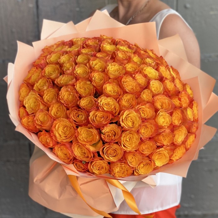 101 оранжевая роза Конфиденшл 40 см