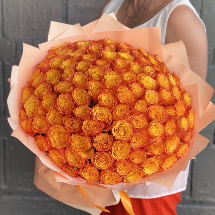 101 оранжевая роза Конфиденшл 40 см