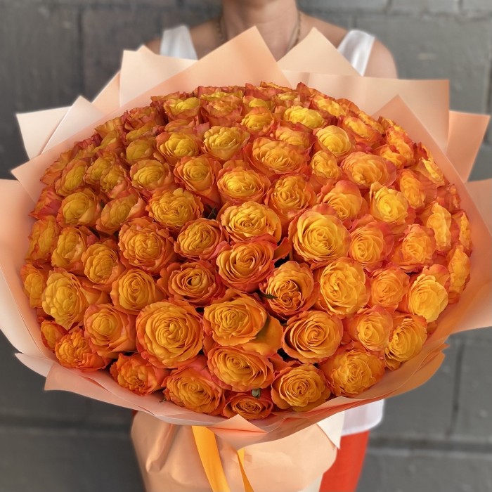 101 оранжевая роза Конфиденшл 40 см