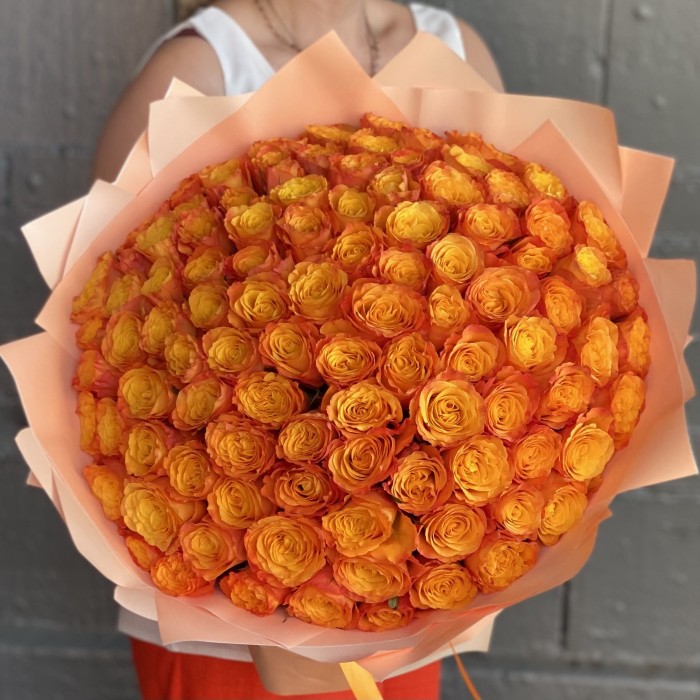101 оранжевая роза Конфиденшл 40 см