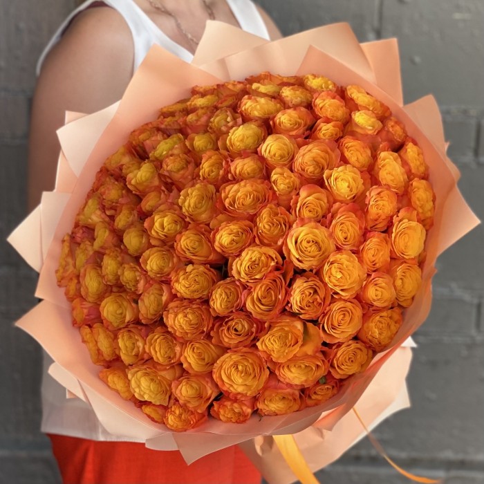 101 оранжевая роза Конфиденшл 40 см