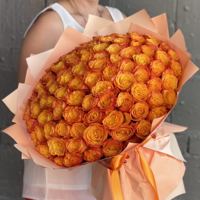 101 оранжевая роза Конфиденшл 40 см
