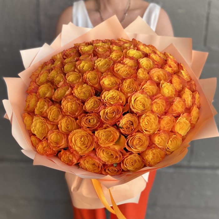 101 оранжевая роза Конфиденшл 40 см