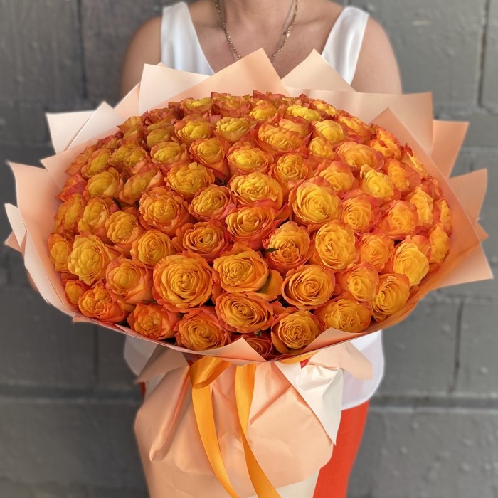 101 оранжевая роза Конфиденшл 40 см