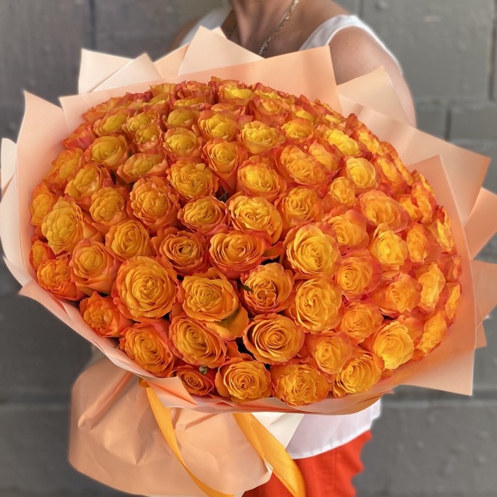 101 оранжевая роза Конфиденшл 40 см