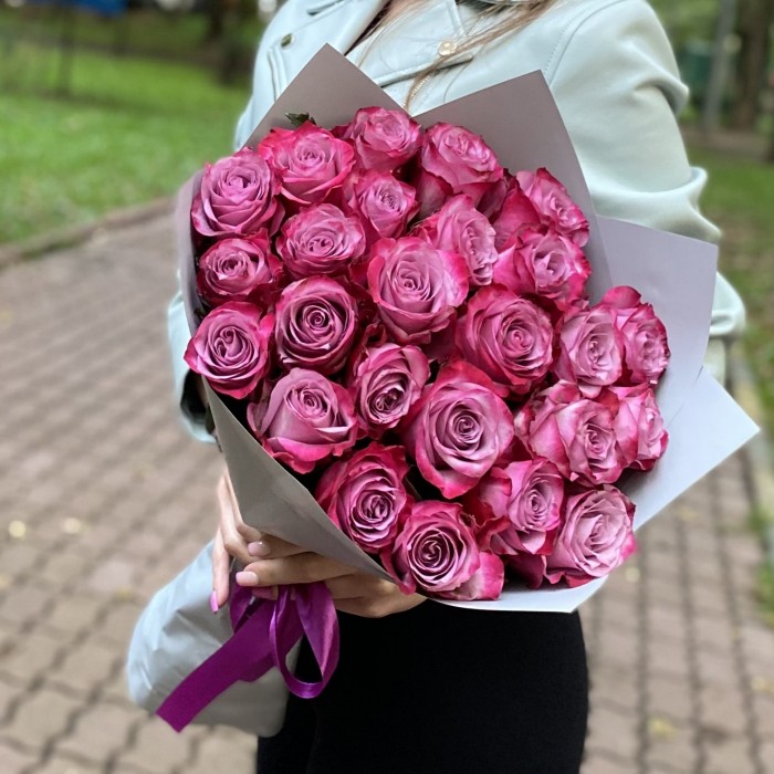 25 роз Дип Перпл 50 см