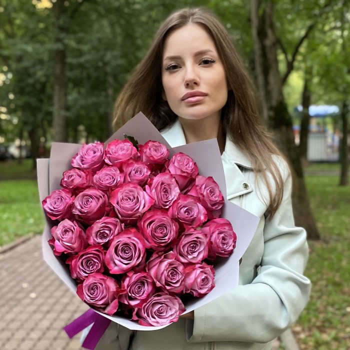 25 роз Дип Перпл 50 см