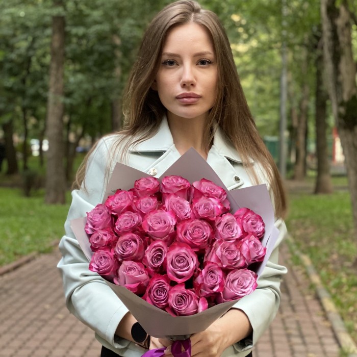 25 роз Дип Перпл 50 см