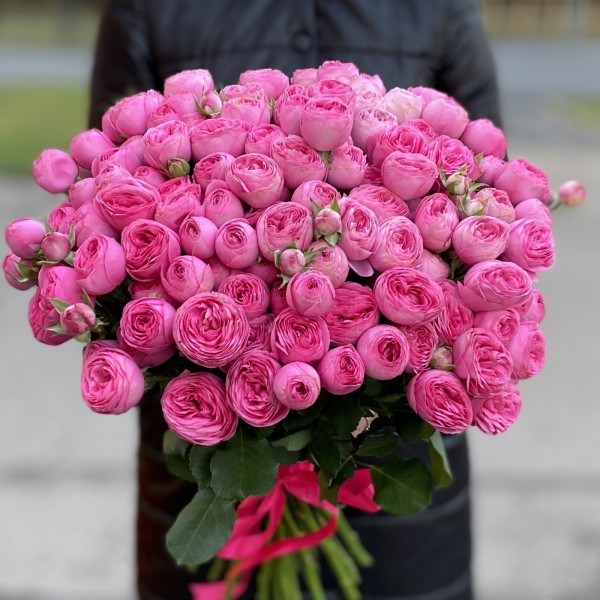 Кустовая  розовая роза Жизель