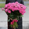 Кустовая  розовая роза Жизель