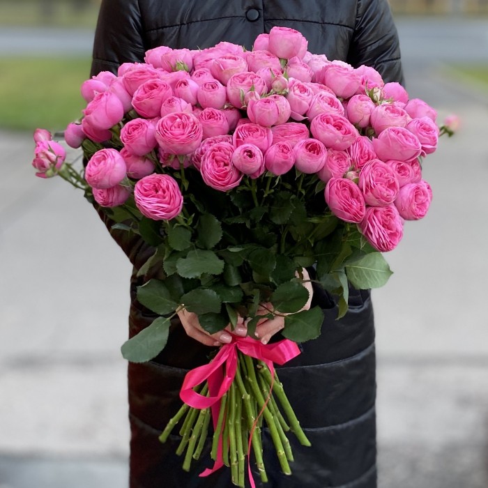 Кустовая  розовая роза Жизель