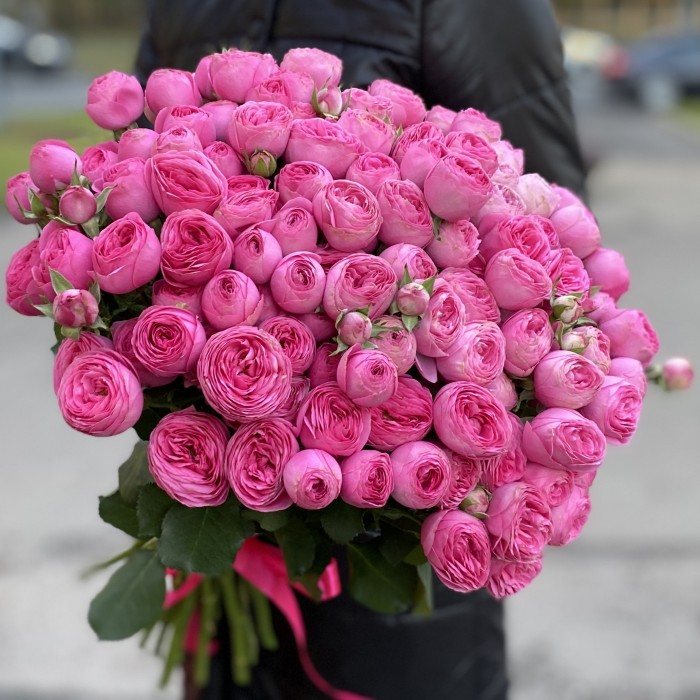 Кустовая  розовая роза Жизель