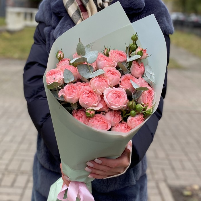 5 кустовых пионовидных роз Фемке с эвкалиптом