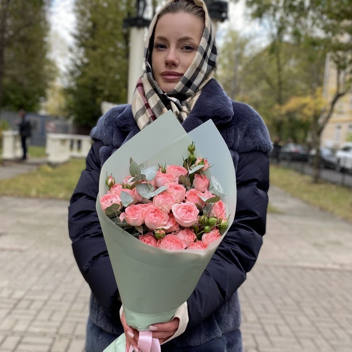 5 кустовых пионовидных роз Фемке с эвкалиптом