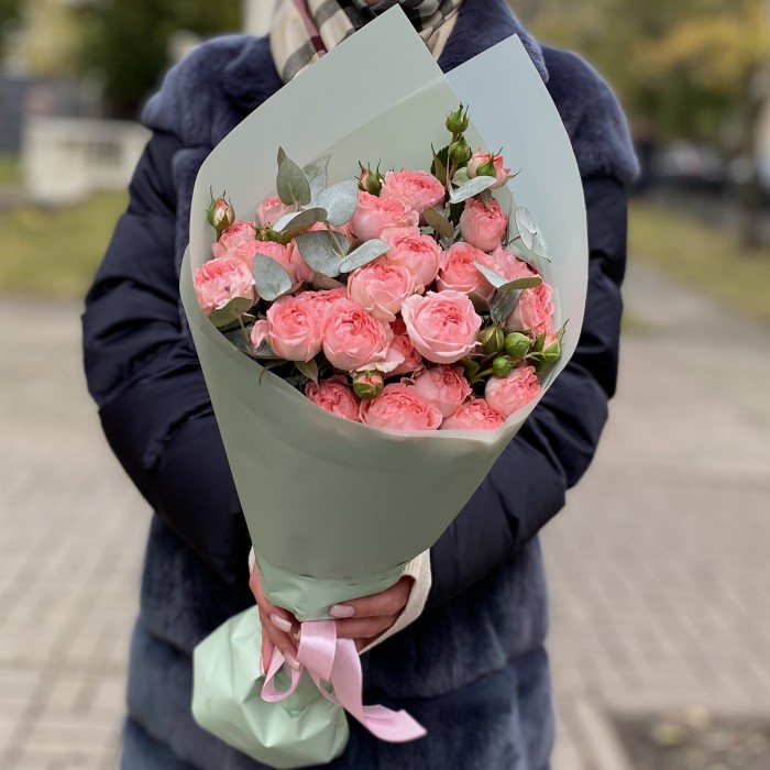 5 кустовых пионовидных роз Фемке с эвкалиптом