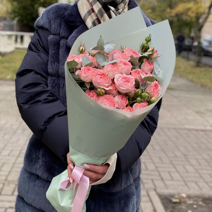 5 кустовых пионовидных роз Фемке с эвкалиптом