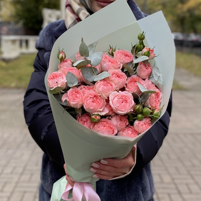 5 кустовых пионовидных роз Фемке с эвкалиптом