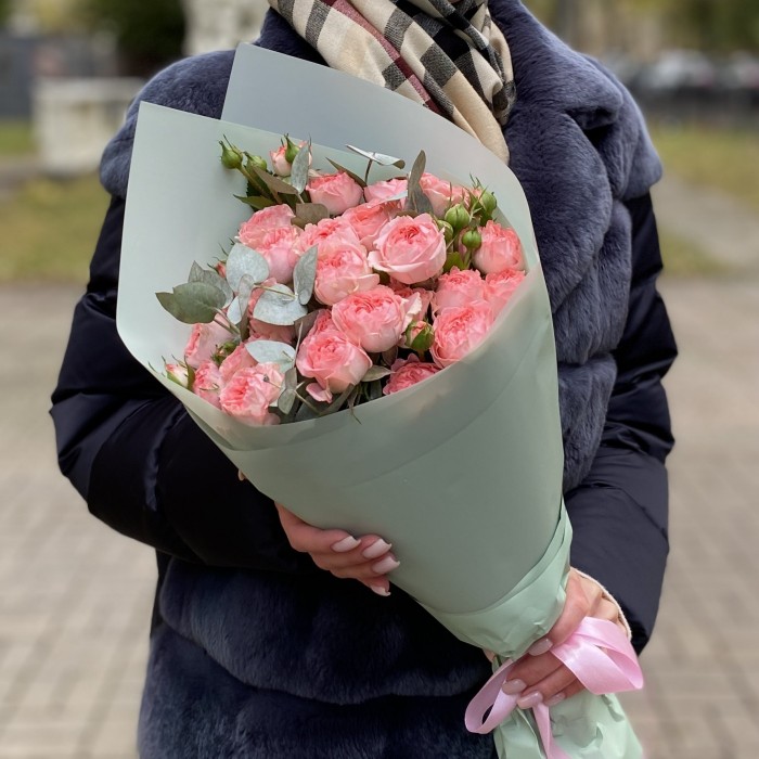 5 кустовых пионовидных роз Фемке с эвкалиптом