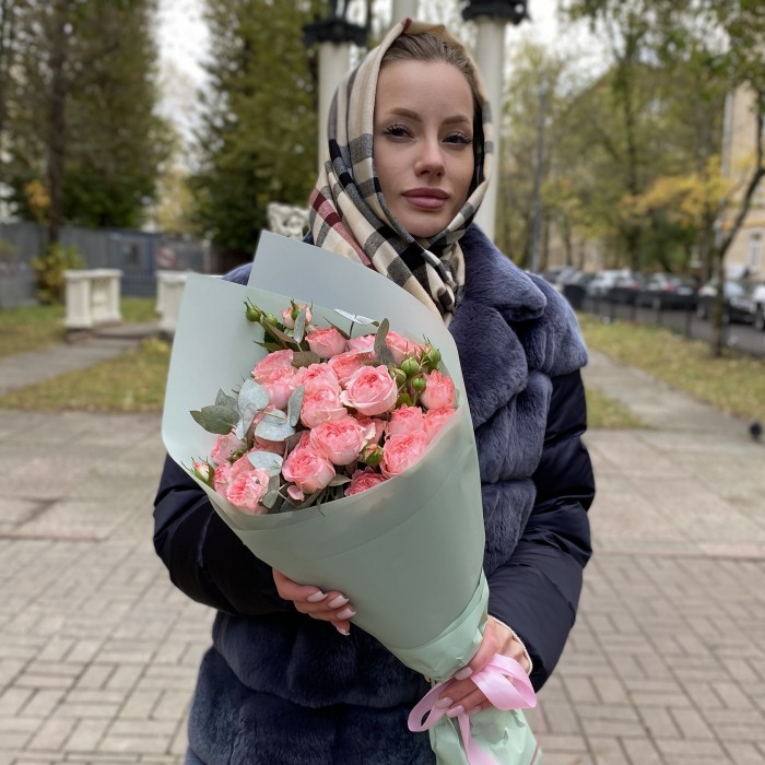 5 кустовых пионовидных роз Фемке с эвкалиптом