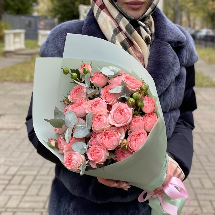 5 кустовых пионовидных роз Фемке с эвкалиптом