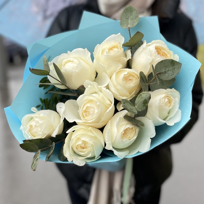 9 пионовидных белых роз Инносент (Innocent)