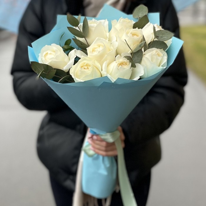 9 пионовидных белых роз Инносент (Innocent)