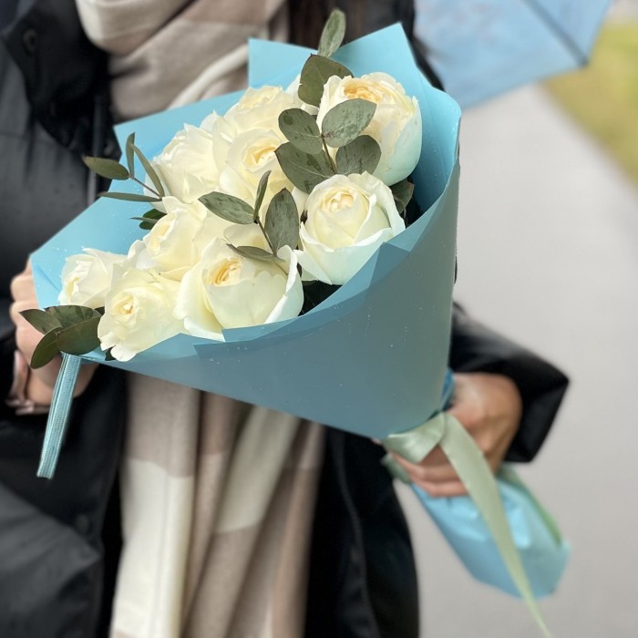 9 пионовидных белых роз Инносент (Innocent)