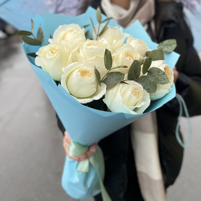 9 пионовидных белых роз Инносент (Innocent)