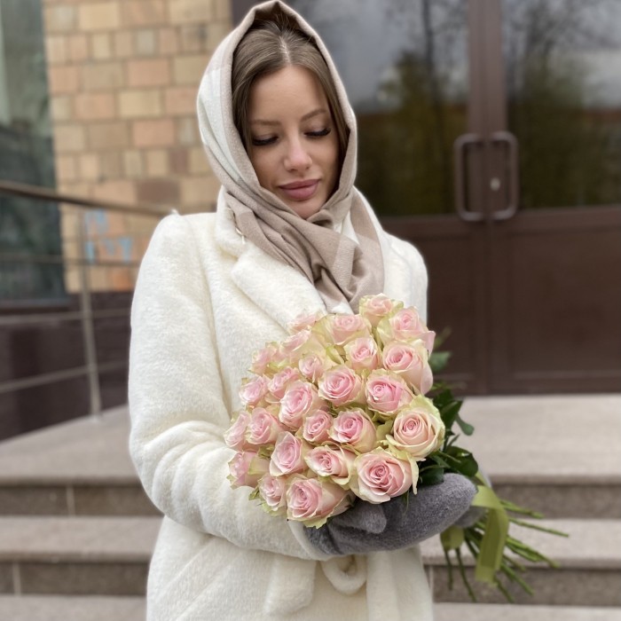 Роза нежно-розовая Пинк Атена 50 см