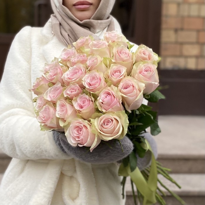 Роза нежно-розовая Пинк Атена 50 см