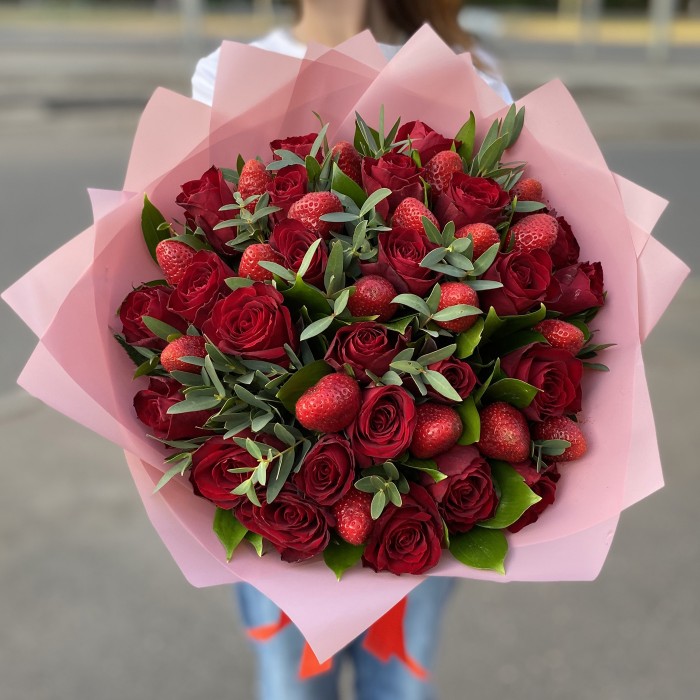Розы с клубникой