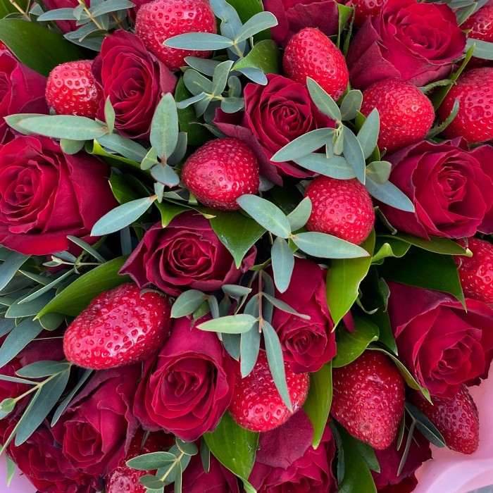 Розы с клубникой