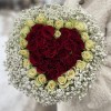 Коробка из красных и белых роз с гипсофилой