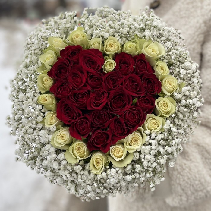 Коробка из красных и белых роз с гипсофилой