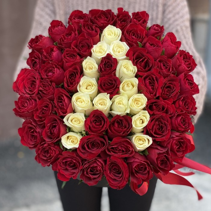 Красные розы в коробке с буквой