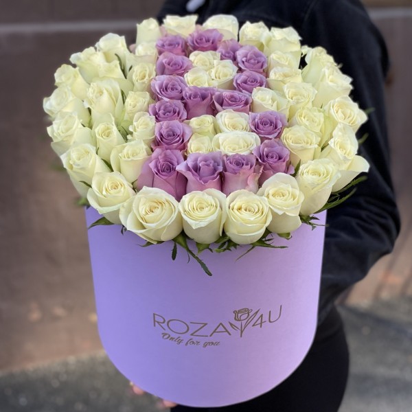 Белые розы в коробке с буквой