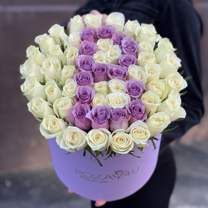 Белые розы в коробке с буквой