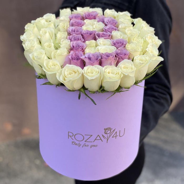 Белые розы в коробке с буквой