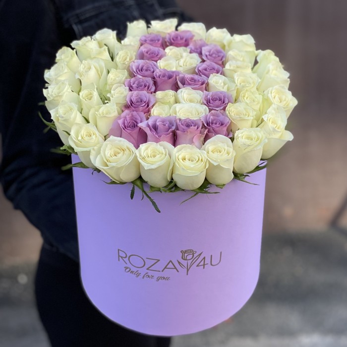 Белые розы в коробке с буквой