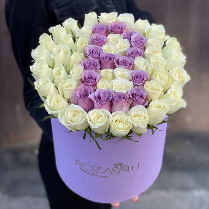 Белые розы в коробке с буквой