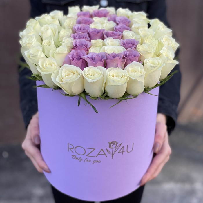 Белые розы в коробке с буквой