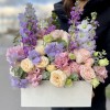 Композиция с кустовыми розами в ящике