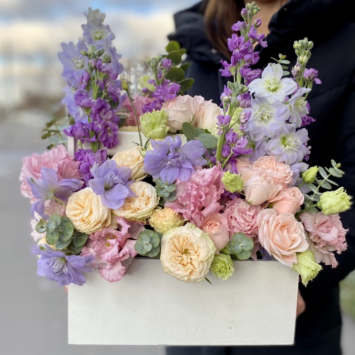 Композиция с кустовыми розами в ящике