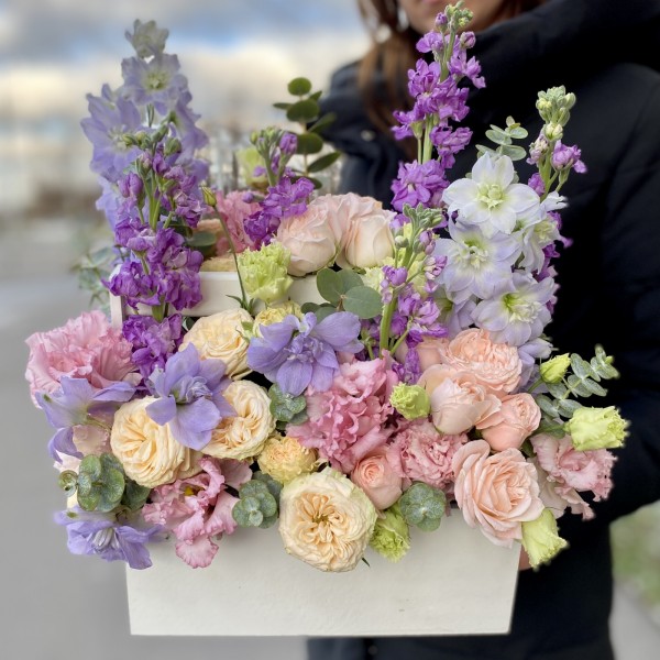 Композиция с кустовыми розами в ящике