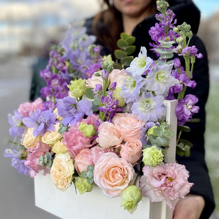 Композиция с кустовыми розами в ящике