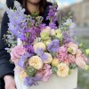 Композиция с кустовыми розами в ящике